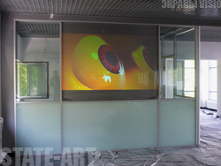 ФОТО - встроенный в перегородку проекционный экран VISIO 